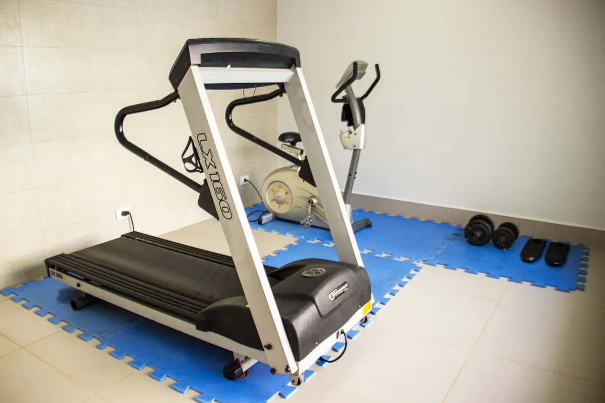 Fitness room at Paraná Palace Hotel with a treadmill and exercise bike