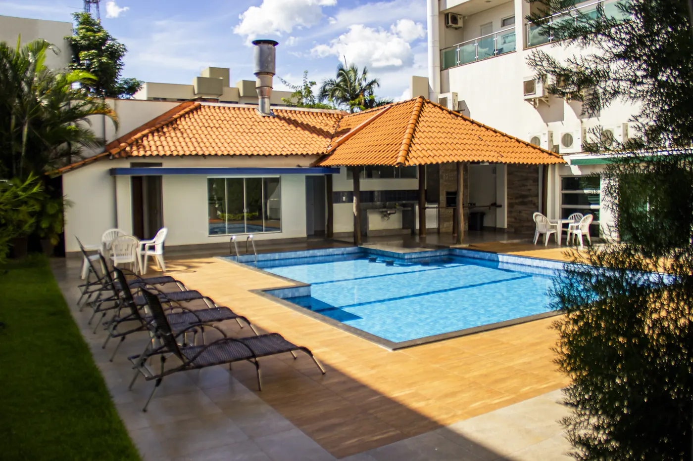 Swimming pool at Paraná Palace Hotel with sun loungers