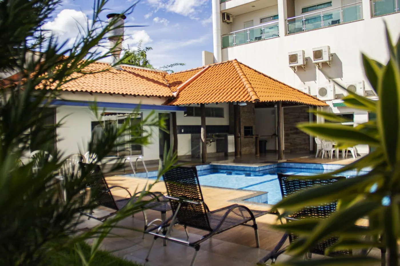 Piscina e área de lazer do Paraná Palace Hotel